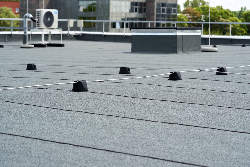 Flat roofing surface